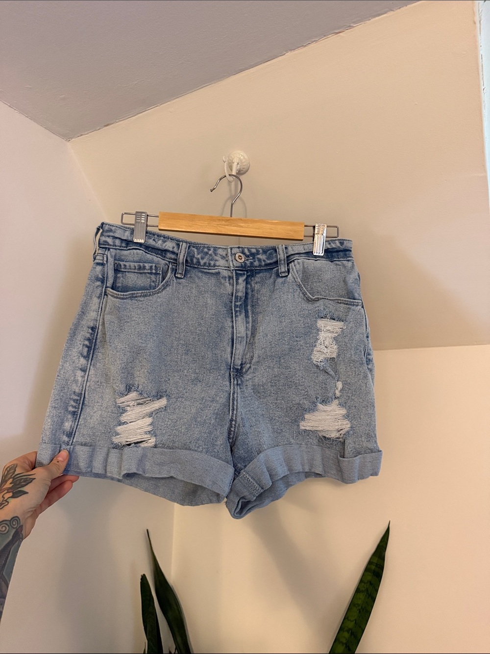 Hollister curvy ultra high rise mom short 3”